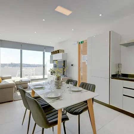 Superlative Penthouse With Valletta And Harbour Views דירה *