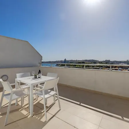 Superlative Penthouse With Valletta And Harbour Views סליאמה