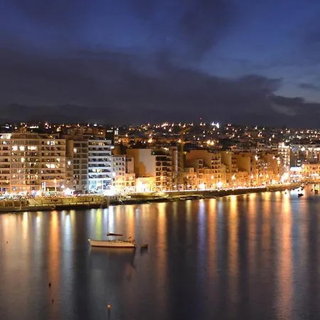 Superlative Penthouse With Valletta And Harbour Views Lägenhet *