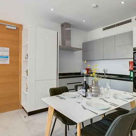 Superlative Penthouse With Valletta And Harbour Views * 슬리에마